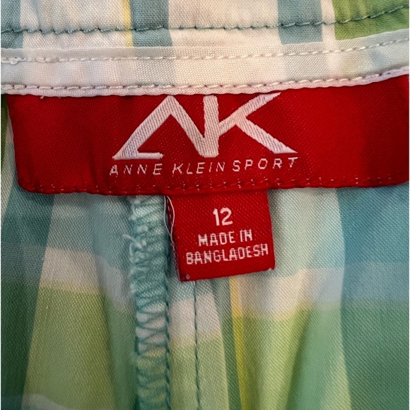 ANNE KLEIN BLUE GREEN AND WHITE BERMUDA SHORTS.  ZIPPER AND BUTTON FRONT CLOSURE - Picture 3 of 5